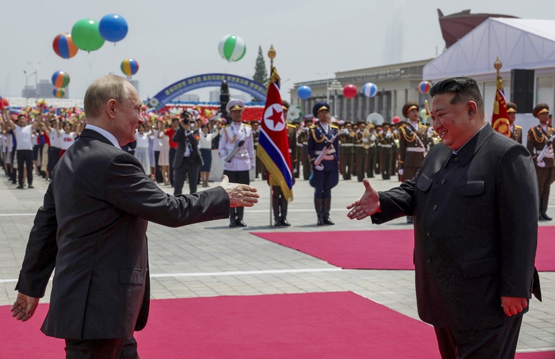 Orang-orang menyambut iring-iringan mobil Presiden Rusia Vladimir Putin di Pyongyang, Korea Utara 19 Juni 2024. Orang-orang menyambut iring-iringan mobil Presiden Rusia Vladimir Putin di Pyongyang, Korea Utara 19 Juni 2024. (Sputnik/Gavriil Grigorov/Pool via REUTERS)