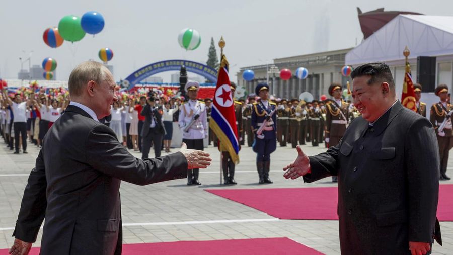Orang-orang menyambut iring-iringan mobil Presiden Rusia Vladimir Putin di Pyongyang, Korea Utara 19 Juni 2024. (Sputnik/Gavriil Grigorov/Pool via REUTERS)