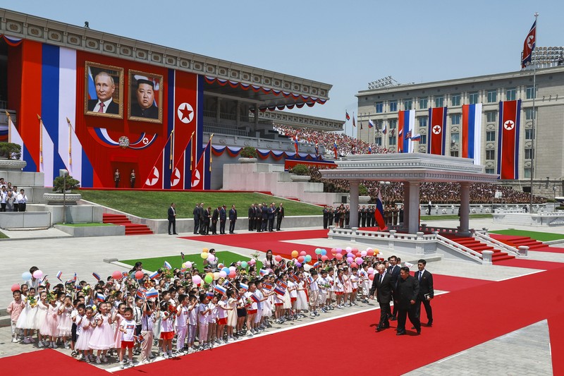 Orang-orang menyambut iring-iringan mobil Presiden Rusia Vladimir Putin di Pyongyang, Korea Utara 19 Juni 2024. (Sputnik/Gavriil Grigorov/Pool via REUTERS)