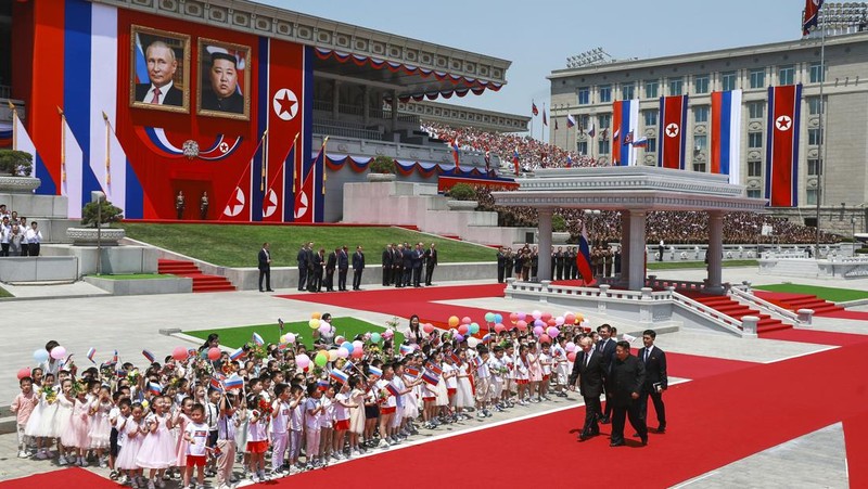 Orang-orang menyambut iring-iringan mobil Presiden Rusia Vladimir Putin di Pyongyang, Korea Utara 19 Juni 2024. (Sputnik/Gavriil Grigorov/Pool via REUTERS)