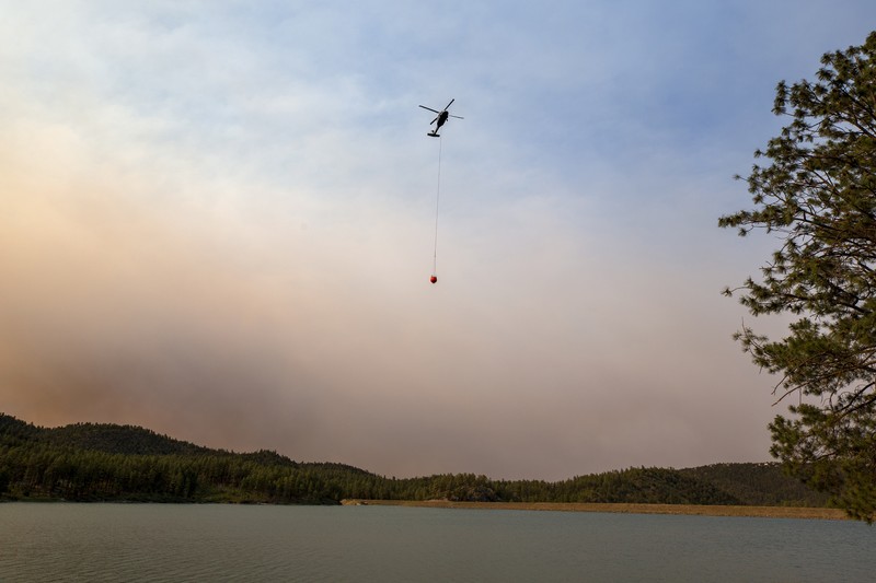 Sebuah helikopter mengambil air dari danau Mescalero saat terjadi kebakaran hutan di New Mexico, Amerika Serikat (AS), Senin (17/6/2024). (AP Photo/Andres Leighton) Sebuah helikopter mengambil air dari danau Mescalero saat terjadi kebakaran hutan di New Mexico, Amerika Serikat (AS), Selasa (18/6/2024). (AP Photo/Andres Leighton)
