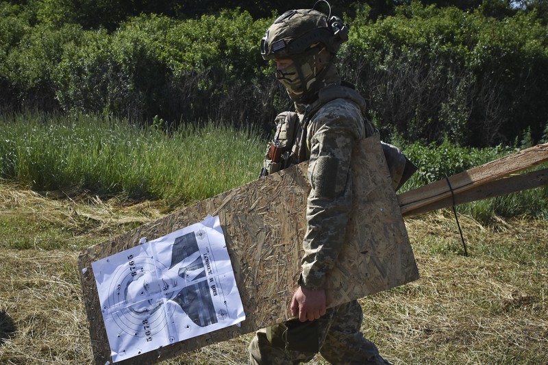 Seorang prajurit Ukraina dari brigade ke-141 berlatih menembak sasaran yang menggambarkan presiden Rusia Putin di garis depan di wilayah Zaporizhzhia, Ukraina, Selasa, 18 Juni 2024. Seorang prajurit Ukraina dari brigade ke-141 berlatih menembak sasaran yang menggambarkan presiden Rusia Putin di garis depan di wilayah Zaporizhzhia, Ukraina, Selasa, 18 Juni 2024. (AP Photo/Andriy Andriyenko)
