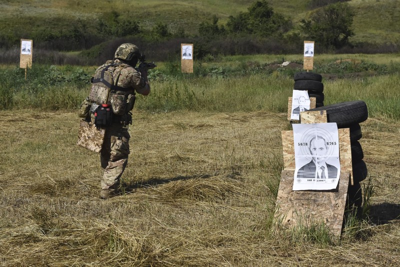 Seorang prajurit Ukraina dari brigade ke-141 berlatih menembak sasaran yang menggambarkan presiden Rusia Putin di garis depan di wilayah Zaporizhzhia, Ukraina, Selasa, 18 Juni 2024. Seorang prajurit Ukraina dari brigade ke-141 berlatih menembak sasaran yang menggambarkan presiden Rusia Putin di garis depan di wilayah Zaporizhzhia, Ukraina, Selasa, 18 Juni 2024. (AP Photo/Andriy Andriyenko)