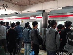 Mengkaji Ulang Rencana Subsidi KRL Berbasis NIK
