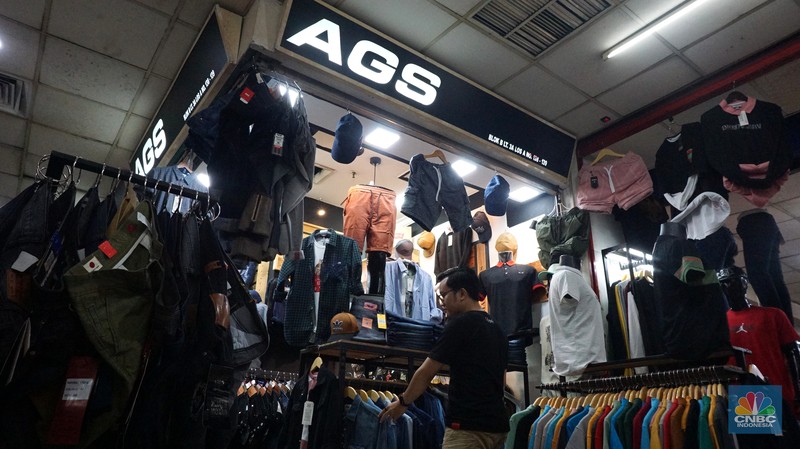 Suasana pengunjung dan penjual pakaian di Pasar Tanah Abang, Jakarta, Rabu, (19/6/2024). Suasana pengunjung dan penjual pakaian di Pasar Tanah Abang, Jakarta, Rabu, (19/6/2024). (CNBC Indonesia/Muhammad Sabki)
