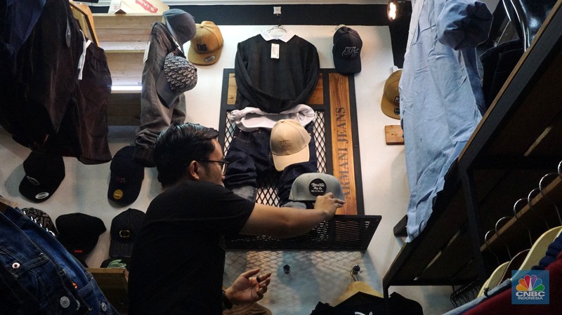 Suasana pengunjung dan penjual pakaian di Pasar Tanah Abang, Jakarta, Rabu, (19/6/2024). Suasana pengunjung dan penjual pakaian di Pasar Tanah Abang, Jakarta, Rabu, (19/6/2024). (CNBC Indonesia/Muhammad Sabki)
