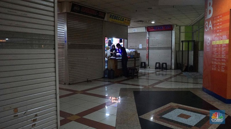 Suasana pengunjung dan penjual pakaian di Pasar Tanah Abang, Jakarta, Rabu, (19/6/2024). (CNBC Indonesia/Muhammad Sabki)