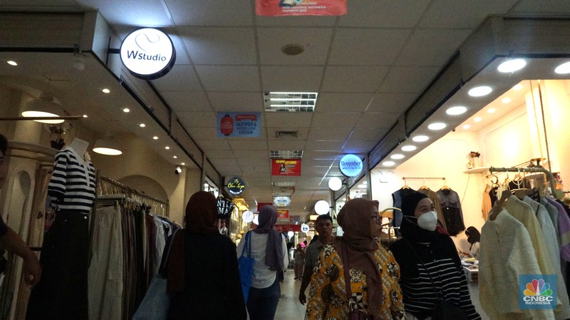 Suasana pengunjung dan penjual pakaian di Pasar Tanah Abang, Jakarta, Rabu, (19/6/2024). (CNBC Indonesia/Muhammad Sabki)