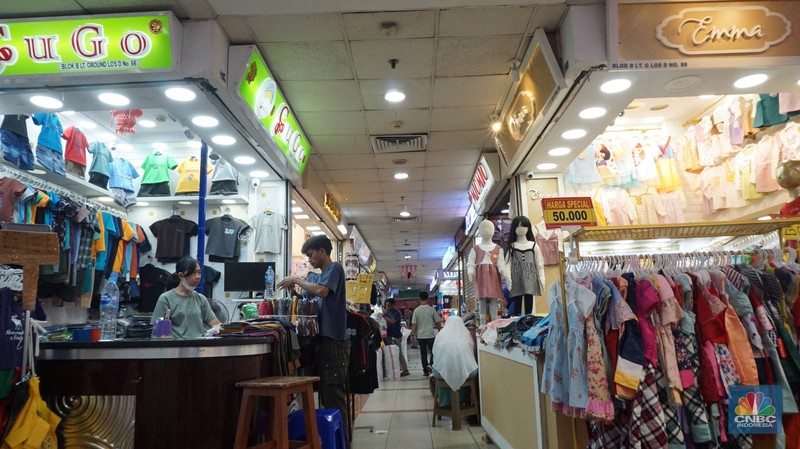 Suasana pengunjung dan penjual pakaian di Pasar Tanah Abang, Jakarta, Rabu, (19/6/2024). Suasana pengunjung dan penjual pakaian di Pasar Tanah Abang, Jakarta, Rabu, (19/6/2024). (CNBC Indonesia/Muhammad Sabki)