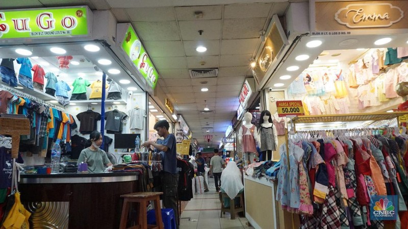 Suasana pengunjung dan penjual pakaian di Pasar Tanah Abang, Jakarta, Rabu, (19/6/2024). (CNBC Indonesia/Muhammad Sabki)