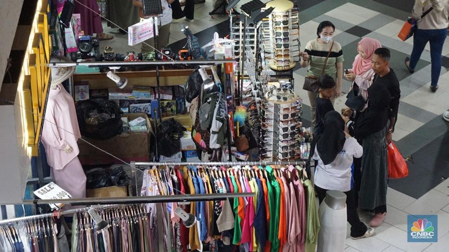 Suasana pengunjung dan penjual pakaian di Pasar Tanah Abang, Jakarta, Rabu, (19/6/2024). (CNBC Indonesia/Muhammad Sabki)