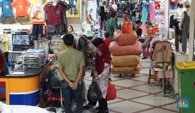 Suasana pengunjung dan penjual pakaian di Pasar Tanah Abang, Jakarta, Rabu, (19/6/2024). Suasana pengunjung dan penjual pakaian di Pasar Tanah Abang, Jakarta, Rabu, (19/6/2024). (CNBC Indonesia/Muhammad Sabki)