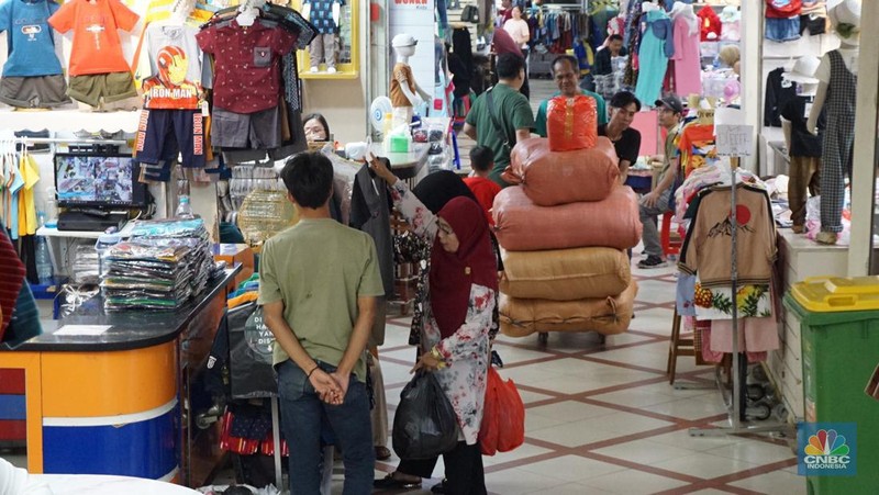 Suasana pengunjung dan penjual pakaian di Pasar Tanah Abang, Jakarta, Rabu, (19/6/2024). (CNBC Indonesia/Muhammad Sabki)