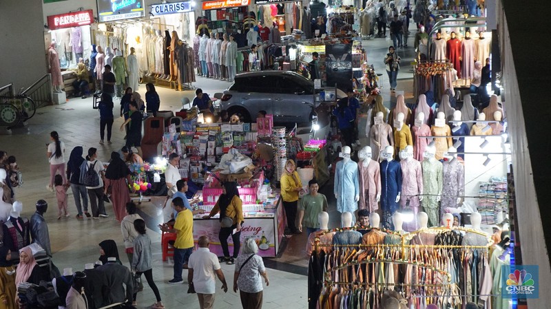 Suasana pengunjung dan penjual pakaian di Pasar Tanah Abang, Jakarta, Rabu, (19/6/2024). Suasana pengunjung dan penjual pakaian di Pasar Tanah Abang, Jakarta, Rabu, (19/6/2024). (CNBC Indonesia/Muhammad Sabki)