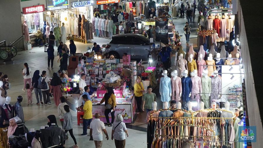 Suasana pengunjung dan penjual pakaian di Pasar Tanah Abang, Jakarta, Rabu, (19/6/2024). (CNBC Indonesia/Muhammad Sabki)