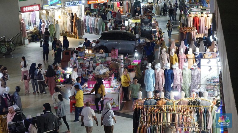 Suasana pengunjung dan penjual pakaian di Pasar Tanah Abang, Jakarta, Rabu, (19/6/2024). (CNBC Indonesia/Muhammad Sabki)