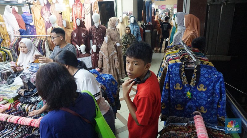 Suasana pengunjung dan penjual pakaian di Pasar Tanah Abang, Jakarta, Rabu, (19/6/2024). Suasana pengunjung dan penjual pakaian di Pasar Tanah Abang, Jakarta, Rabu, (19/6/2024). (CNBC Indonesia/Muhammad Sabki)