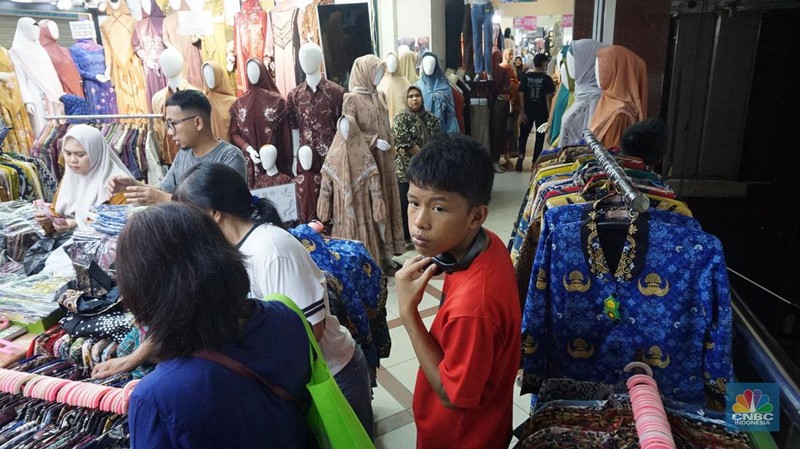 Suasana pengunjung dan penjual pakaian di Pasar Tanah Abang, Jakarta, Rabu, (19/6/2024). (CNBC Indonesia/Muhammad Sabki)