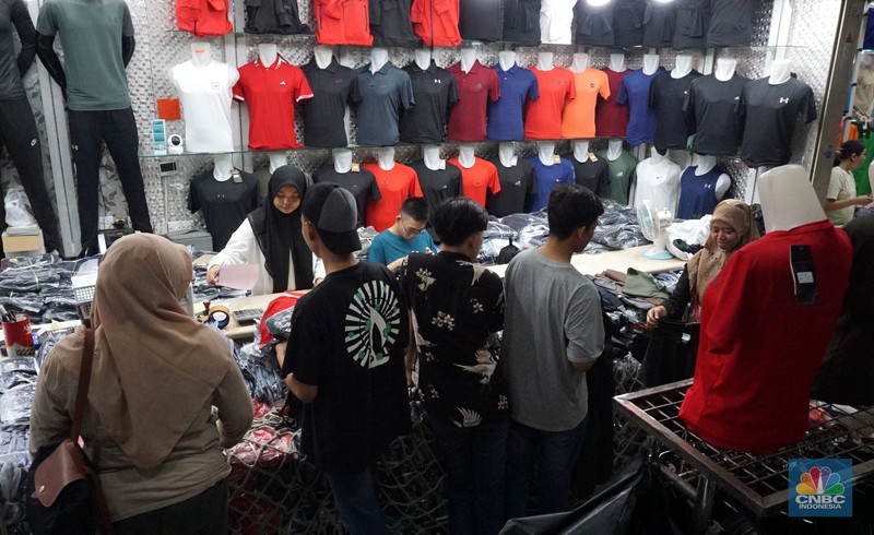 Suasana pengunjung dan penjual pakaian di Pasar Tanah Abang, Jakarta, Rabu, (19/6/2024). Suasana pengunjung dan penjual pakaian di Pasar Tanah Abang, Jakarta, Rabu, (19/6/2024). (CNBC Indonesia/Muhammad Sabki)