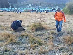 Berburu Embun Es, Wisatawan Berbondong-bondong ke Dieng