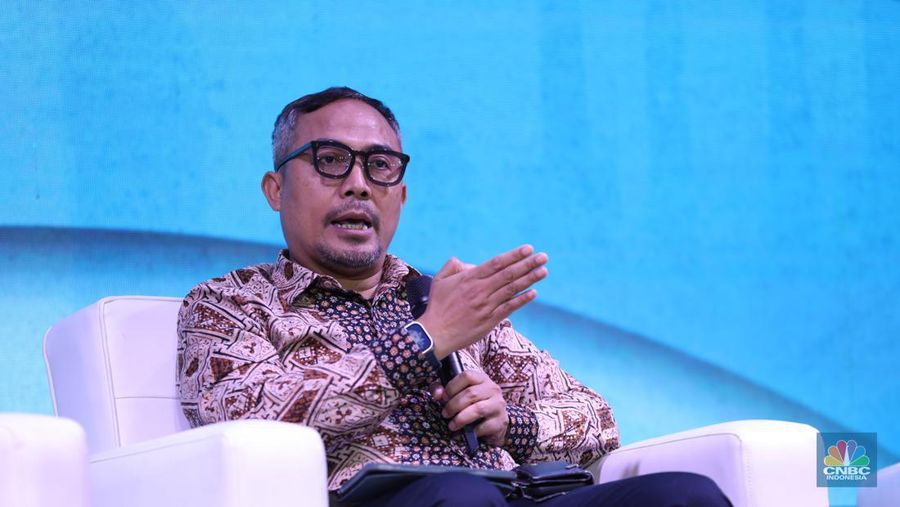 Asisten Deputi Pertambangan Kementerian Koordinator Bidang Kemaritiman dan Investasi, Tubagus Nugraha menyampikan pemaparan dalam acara MINDialogue Mining Outlook 2024 di Jakarta, Kamis (20/6/2024). (CNBC Indonesia/Tri Susilo)