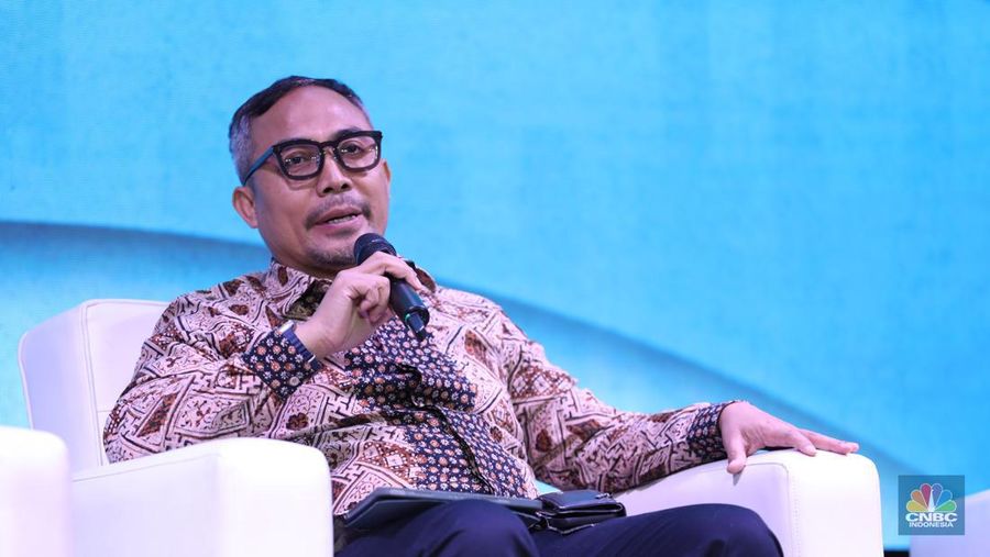 Asisten Deputi Pertambangan Kementerian Koordinator Bidang Kemaritiman dan Investasi, Tubagus Nugraha menyampikan pemaparan dalam acara MINDialogue Mining Outlook 2024 di Jakarta, Kamis (20/6/2024). (CNBC Indonesia/Tri Susilo)