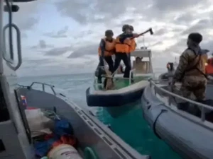 Ngeri! Tabrak Kapal Filipina, Penjaga Pantai China Bawa Pedang-Tombak