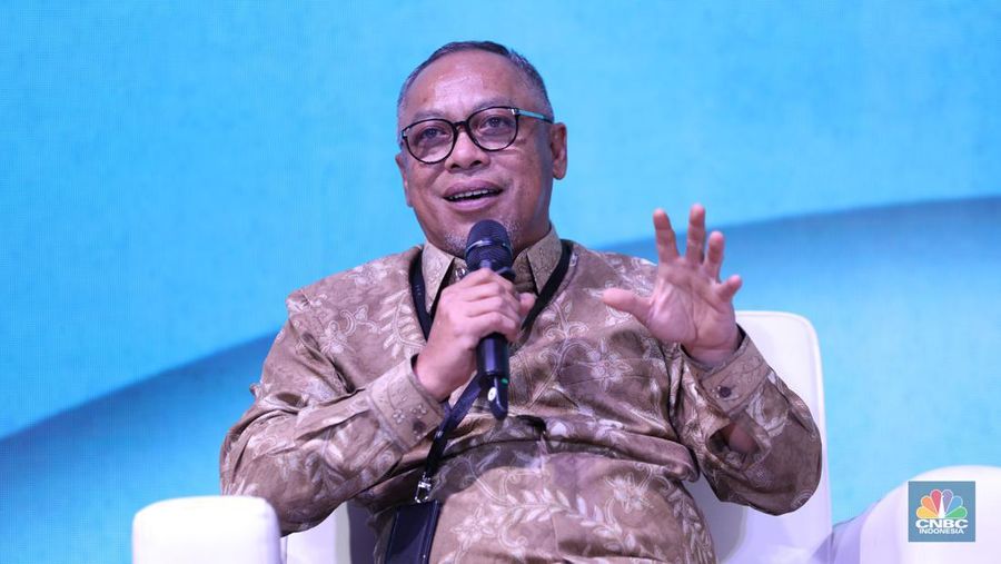 Direktur Portofolio dan Pengembangan Usaha MIND ID, Dilo Seno Widagdo menyampikan pemaparan dalam acara MINDialogue Mining Outlook 2024 di Jakarta, Kamis (20/6/2024). (CNBC Indonesia/Tri Susilo)