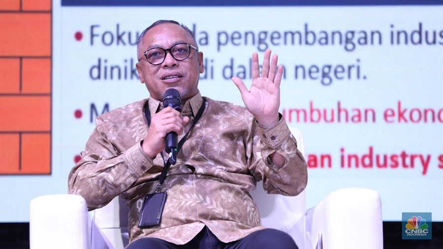 Direktur Portofolio dan Pengembangan Usaha MIND ID, Dilo Seno Widagdo menyampikan pemaparan dalam acara MINDialogue Mining Outlook 2024 di Jakarta, Kamis (20/6/2024). (CNBC Indonesia/Tri Susilo)