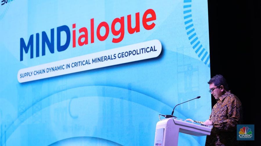 Direktur Utama MIND ID, Hendi Prio Santoso menyampikan pemaparan dalam acara MINDialogue Mining Outlook 2024 di Jakarta, Kamis (20/6/2024). (CNBC Indonesia/Tri Susilo)