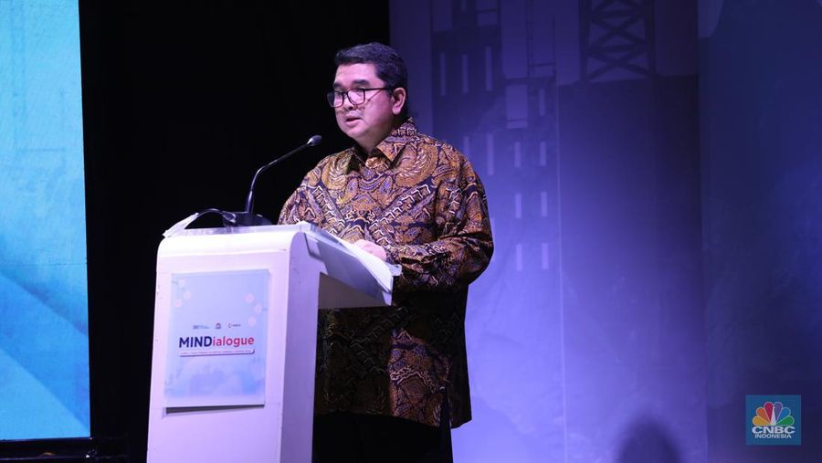 Direktur Utama MIND ID, Hendi Prio Santoso menyampikan pemaparan dalam acara MINDialogue Mining Outlook 2024 di Jakarta, Kamis (20/6/2024). (CNBC Indonesia/Tri Susilo)
