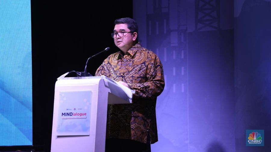 Direktur Utama MIND ID, Hendi Prio Santoso menyampikan pemaparan dalam acara MINDialogue Mining Outlook 2024 di Jakarta, Kamis (20/6/2024). (CNBC Indonesia/Tri Susilo)