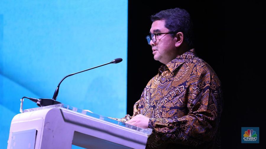 Direktur Utama MIND ID, Hendi Prio Santoso menyampikan pemaparan dalam acara MINDialogue Mining Outlook 2024 di Jakarta, Kamis (20/6/2024). (CNBC Indonesia/Tri Susilo)