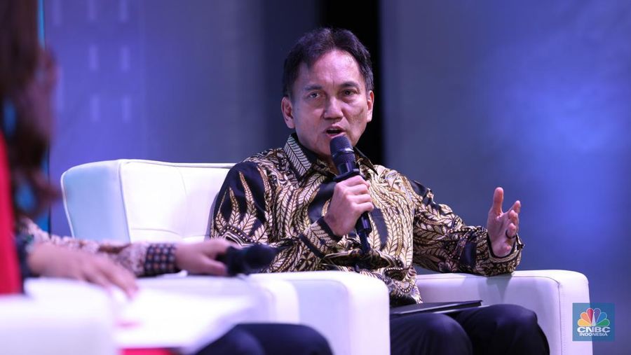 Direktur Utama PT Aneka Tambang Tbk, Nicolas Kanter menyampikan pemaparan dalam acara MINDialogue Mining Outlook 2024 di Jakarta, Kamis (20/6/2024). (CNBC Indonesia/Tri Susilo)