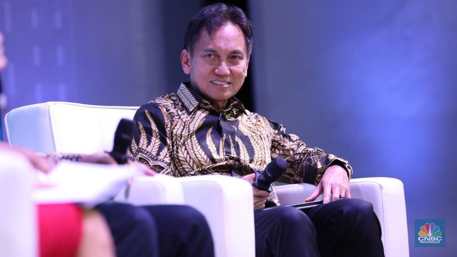Direktur Utama PT Aneka Tambang Tbk, Nicolas Kanter menyampikan pemaparan dalam acara MINDialogue Mining Outlook 2024 di Jakarta, Kamis (20/6/2024). (CNBC Indonesia/Tri Susilo)
