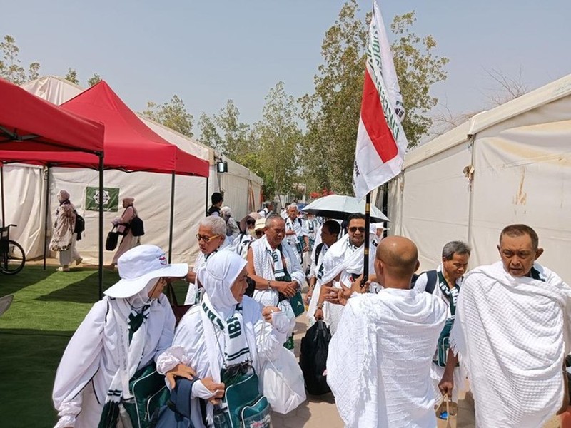 Kondisi dalam tenda jemaah haji Indonesia yang terlihat sempit saat Tim Pengawas Haji DPR RI meninjau lokasi di Mina, Senin (17/6/2024). (Dok. dpr.go.id) Kondisi dalam tenda jemaah haji Indonesia yang terlihat sempit saat Tim Pengawas Haji DPR RI meninjau lokasi di Mina, Senin (17/6/2024). (Dok. dpr.go.id)