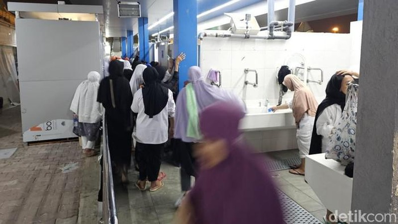 Kondisi dalam tenda jemaah haji Indonesia yang terlihat sempit saat Tim Pengawas Haji DPR RI meninjau lokasi di Mina, Senin (17/6/2024). (Dok. dpr.go.id)