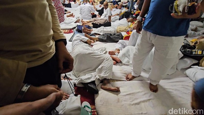Kondisi dalam tenda jemaah haji Indonesia yang terlihat sempit saat Tim Pengawas Haji DPR RI meninjau lokasi di Mina, Senin (17/6/2024). (Dok. dpr.go.id) Kondisi dalam tenda jemaah haji Indonesia yang terlihat sempit saat Tim Pengawas Haji DPR RI meninjau lokasi di Mina, Senin (17/6/2024). (Dok. dpr.go.id)