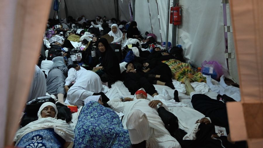 Kondisi dalam tenda jemaah haji Indonesia yang terlihat sempit saat Tim Pengawas Haji DPR RI meninjau lokasi di Mina, Senin (17/6/2024). (Dok. dpr.go.id)