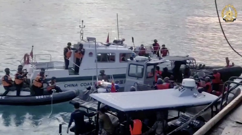 personel penjaga pantai Tiongkok (kiri, kanan) menaiki perahu karet mereka yang menghalangi angkatan laut Filipina perahu (C) selama konfrontasi di Second Thomas Shoal di Laut Cina Selatan. Personel penjaga pantai Tiongkok (kiri, kanan) menaiki perahu karet mereka yang menghalangi angkatan laut Filipina perahu (C) selama konfrontasi di Second Thomas Shoal di Laut Cina Selatan. (Photo by Handout / ARMED FORCES OF THE PHILIPPINES-PUBLIC AFFAIRS OFFICE / AFP)
