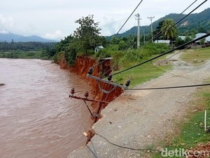 Jalan Penghubung Kecamatan di Bone Bolango Gorontalo Putus Diterjang Banjir