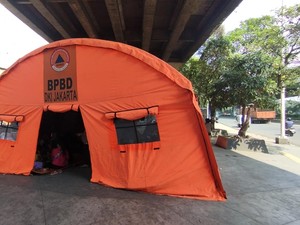 14 KK Korban Kebakaran di Pemukiman Grogol Jakbar Ngungsi di Kolong Tol