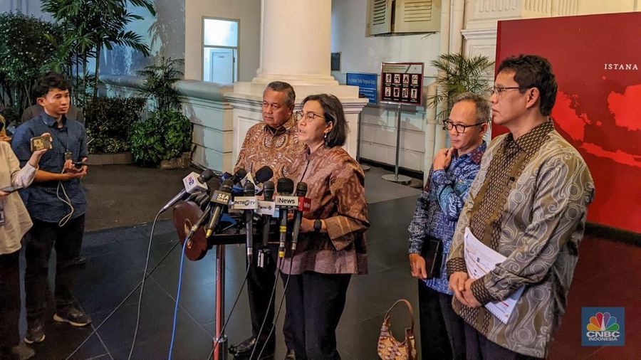 Menteri Keuangan Sri Mulyani dan Gubernur Bank Indonesia Perry Warjiyo dalam Konferensi pers KSSK usai bertemu Jokowi. (²©²ÊÍøÕ¾/Emir Yanwardhana)