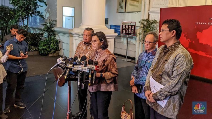 Menteri Keuangan Sri Mulyani dan Gubernur Bank Indonesia Perry Warjiyo dalam Konferensi pers KSSK usai bertemu Jokowi. (վ/Emir Yanwardhana)