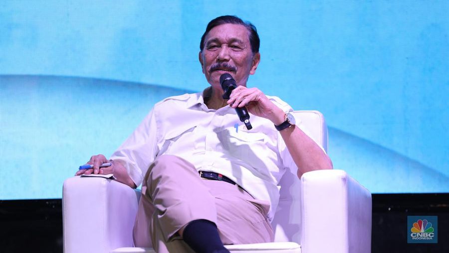 Menteri Koordinator Bidang Kemaritiman dan Investasi (Menko Marves), Luhut Binsar Pandjaitan menyampikan pemaparan saat Keynote Speech dalam acara MINDialogue Mining Outlook 2024 di Jakarta, Kamis (20/6/2024). (²©²ÊÍøÕ¾/Tri Susilo)