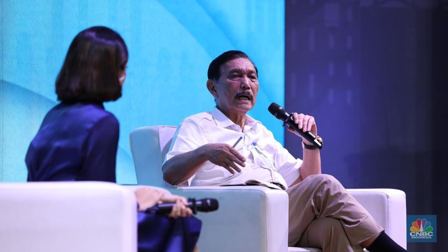 Menteri Koordinator Bidang Kemaritiman dan Investasi (Menko Marves), Luhut Binsar Pandjaitan menyampikan pemaparan saat Keynote Speech dalam acara MINDialogue Mining Outlook 2024 di Jakarta, Kamis (20/6/2024). (CNBC Indonesia/Tri Susilo)