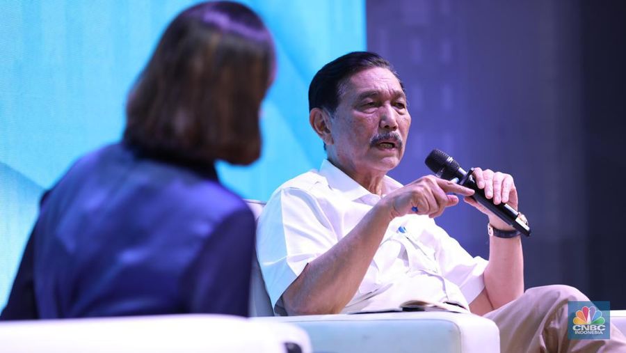 Menteri Koordinator Bidang Kemaritiman dan Investasi (Menko Marves), Luhut Binsar Pandjaitan menyampikan pemaparan saat Keynote Speech dalam acara MINDialogue Mining Outlook 2024 di Jakarta, Kamis (20/6/2024). (CNBC Indonesia/Tri Susilo)