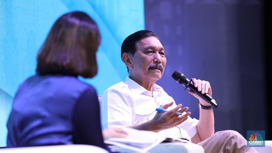 Menteri Koordinator Bidang Kemaritiman dan Investasi (Menko Marves), Luhut Binsar Pandjaitan menyampikan pemaparan saat Keynote Speech dalam acara MINDialogue Mining Outlook 2024 di Jakarta, Kamis (20/6/2024). (վ/Tri Susilo)