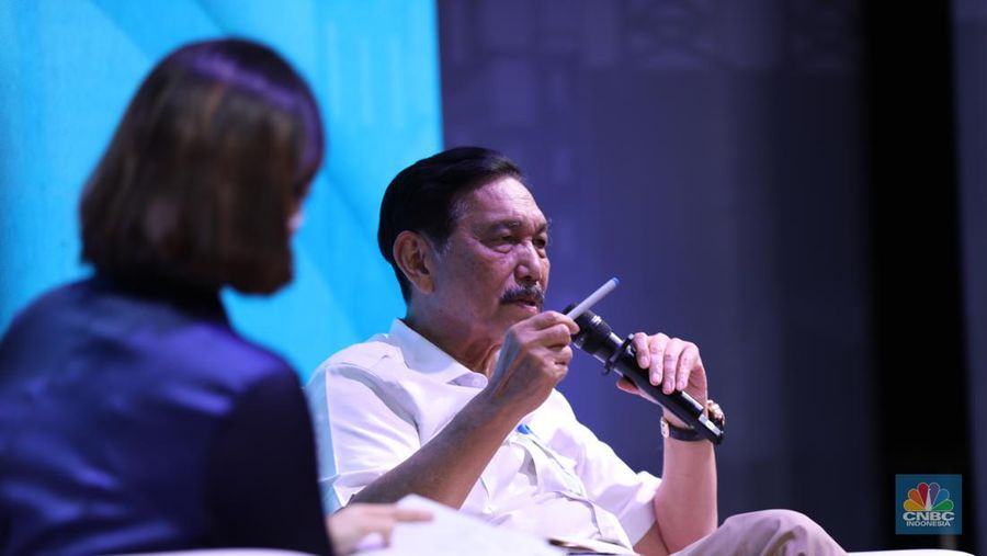Menteri Koordinator Bidang Kemaritiman dan Investasi (Menko Marves), Luhut Binsar Pandjaitan menyampikan pemaparan saat Keynote Speech dalam acara MINDialogue Mining Outlook 2024 di Jakarta, Kamis (20/6/2024). (վ/Tri Susilo)