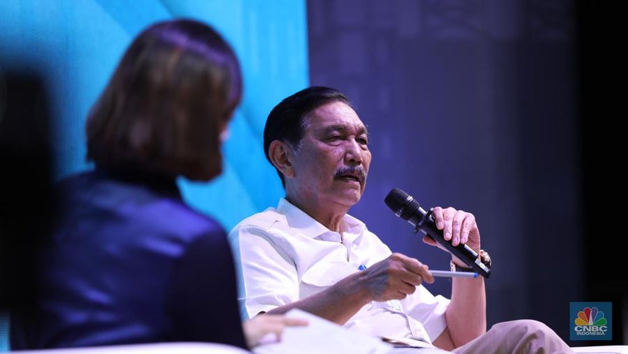 Menteri Koordinator Bidang Kemaritiman dan Investasi (Menko Marves), Luhut Binsar Pandjaitan menyampikan pemaparan saat Keynote Speech dalam acara MINDialogue Mining Outlook 2024 di Jakarta, Kamis (20/6/2024). (CNBC Indonesia/Tri Susilo)